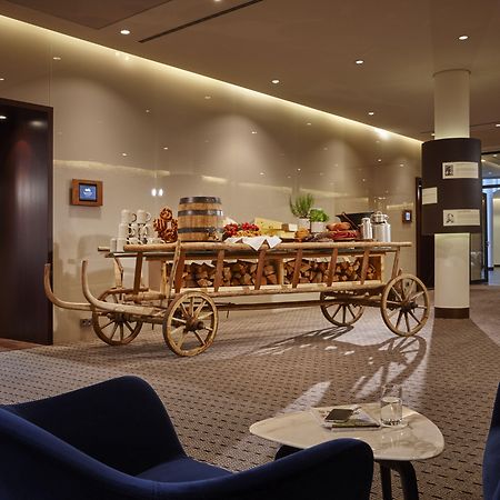 Kempinski Hotel Berchtesgaden Esterno foto The lounge at the airport