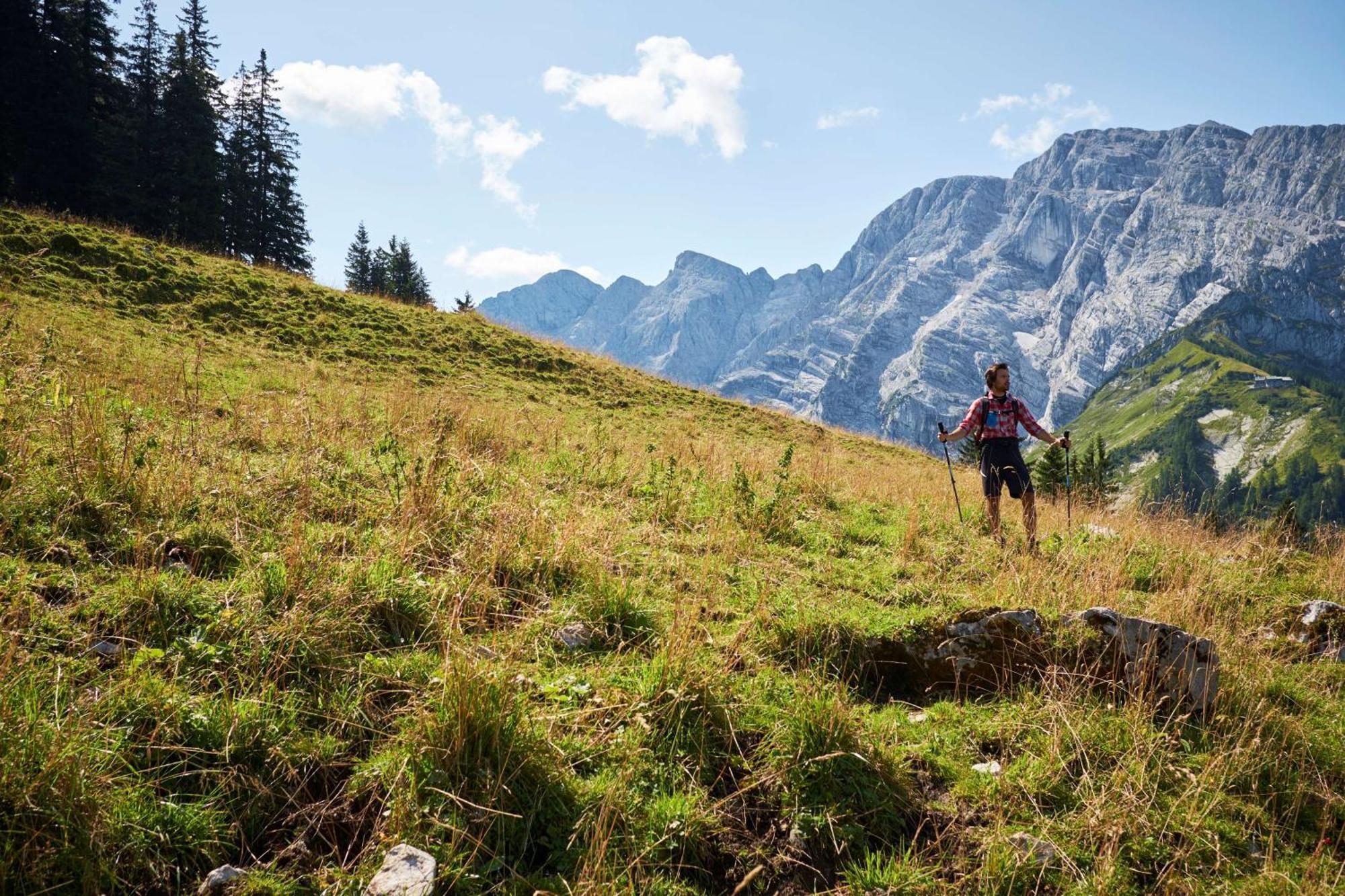 Kempinski Hotel Berchtesgaden Esterno foto A trail runner in the Alps