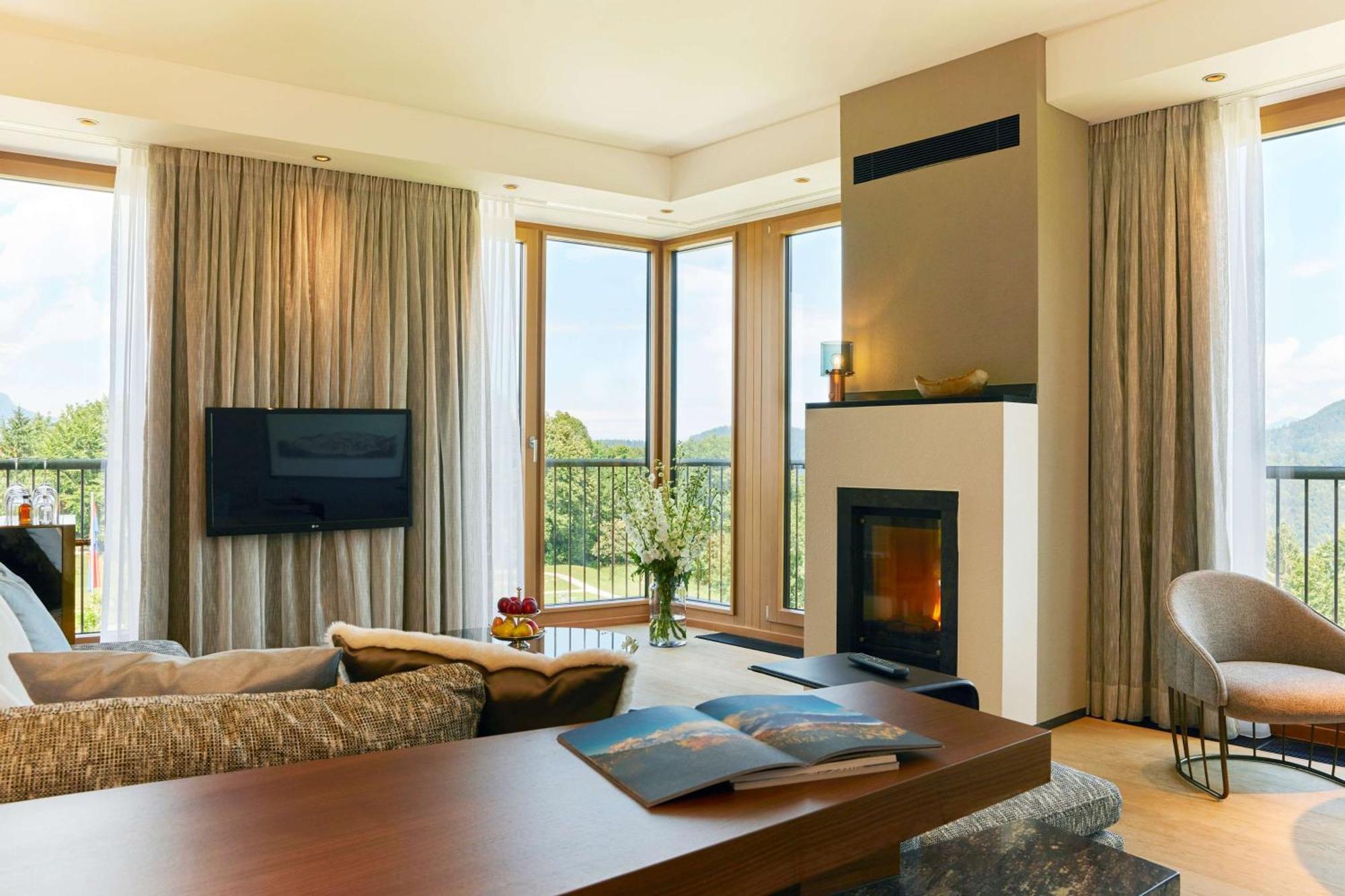 Kempinski Hotel Berchtesgaden Esterno foto A living room with a fireplace