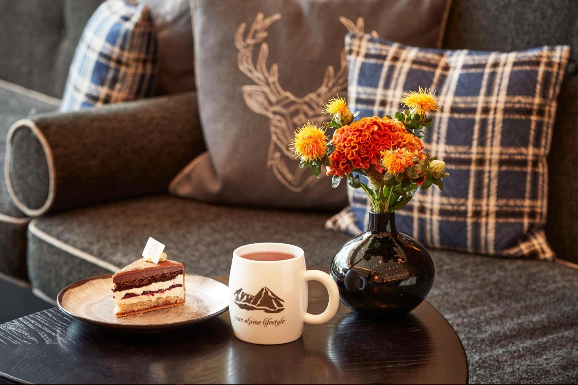 Kempinski Hotel Berchtesgaden Esterno foto A coffee table with a vase of flowers and a cup of coffee