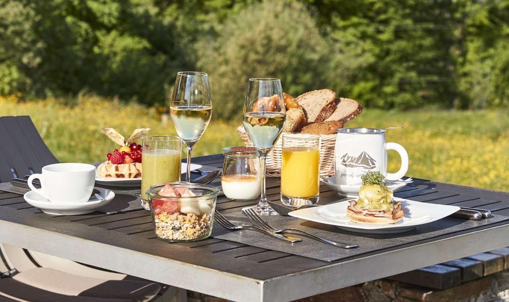 Kempinski Hotel Berchtesgaden Esterno foto A typical breakfast